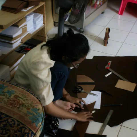 Peserta memotong kulit di meja kerja saat open house