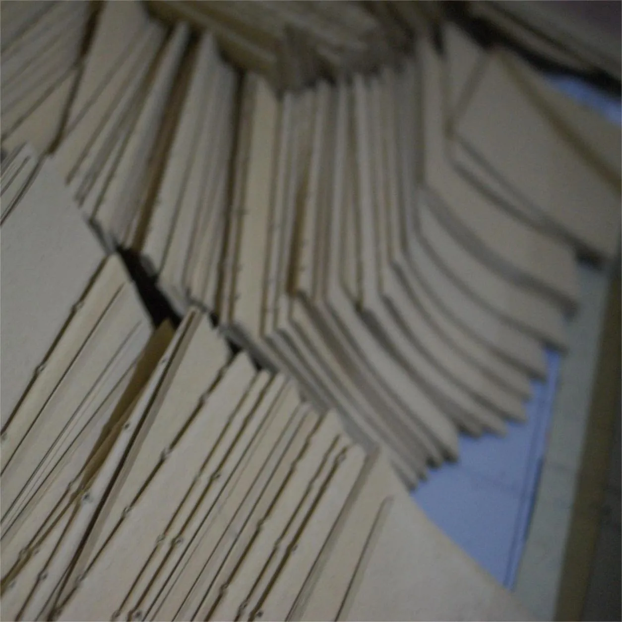 Lembaran kertas kraft tersusun sebelum dipotong