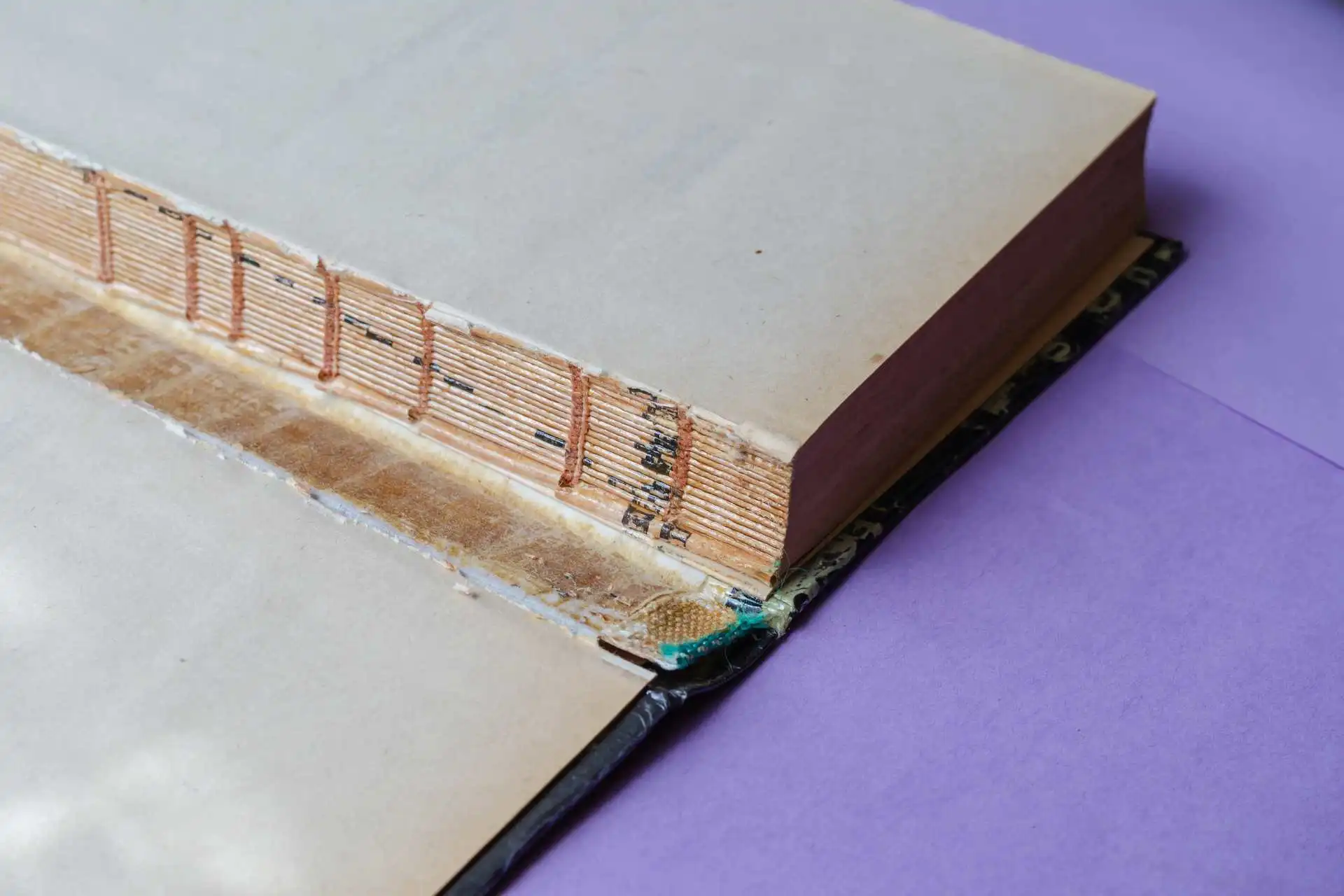 DIY vs. Jasa Reparasi Buku. Untung Rugi yang Perlu Kamu Tahu