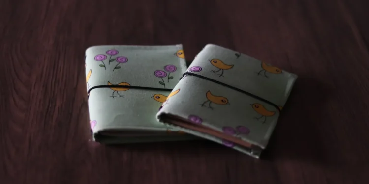 Tips Aman Memperbaiki Buku Kulit Kertas atau Hardcover