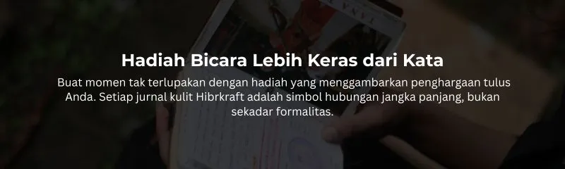 Jurnal kulit Hibrkraft dengan emboss nama sebagai hadiah custom yang menunjukkan apresiasi klien.