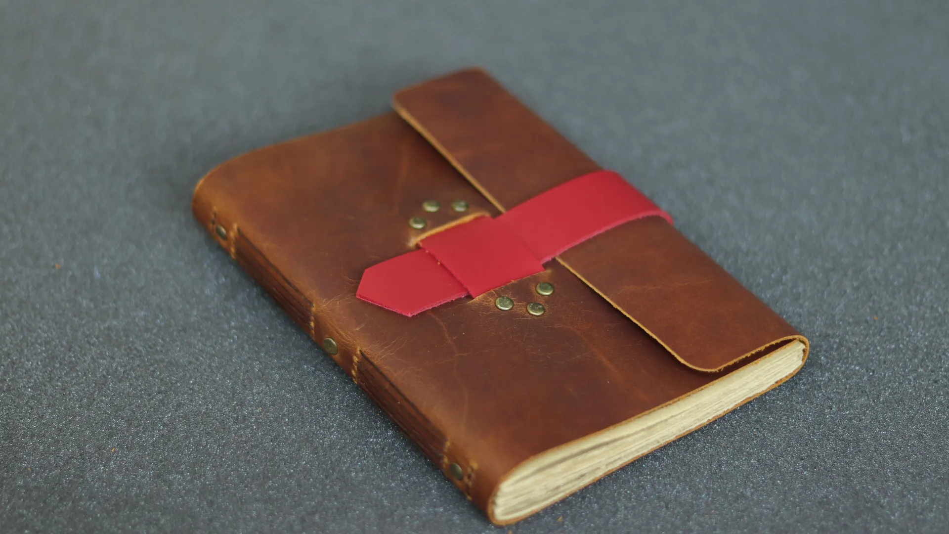 Leather Strap Closure/Jurnal Dengan Pengikat Tali Kulit