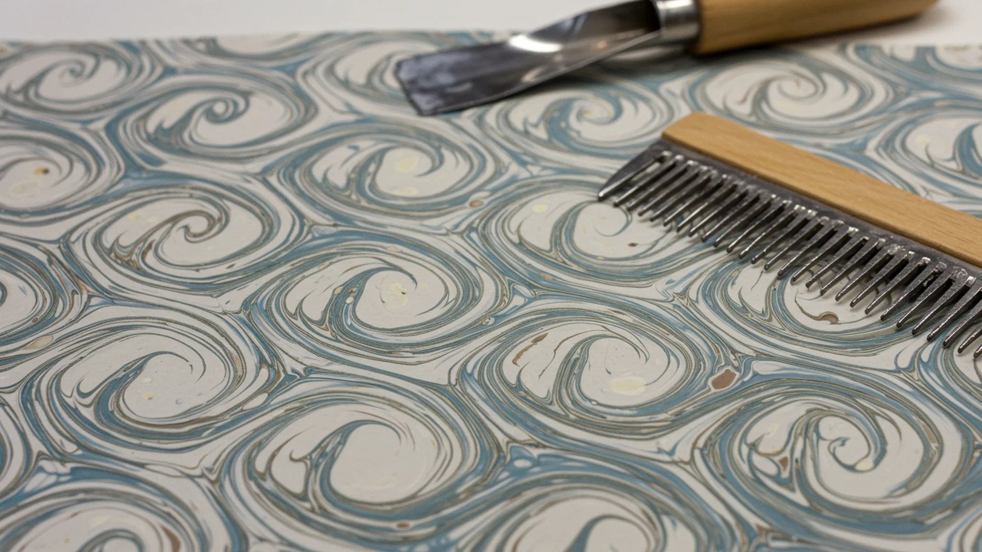 Entwined Comb Marble (Teknik Marbling)