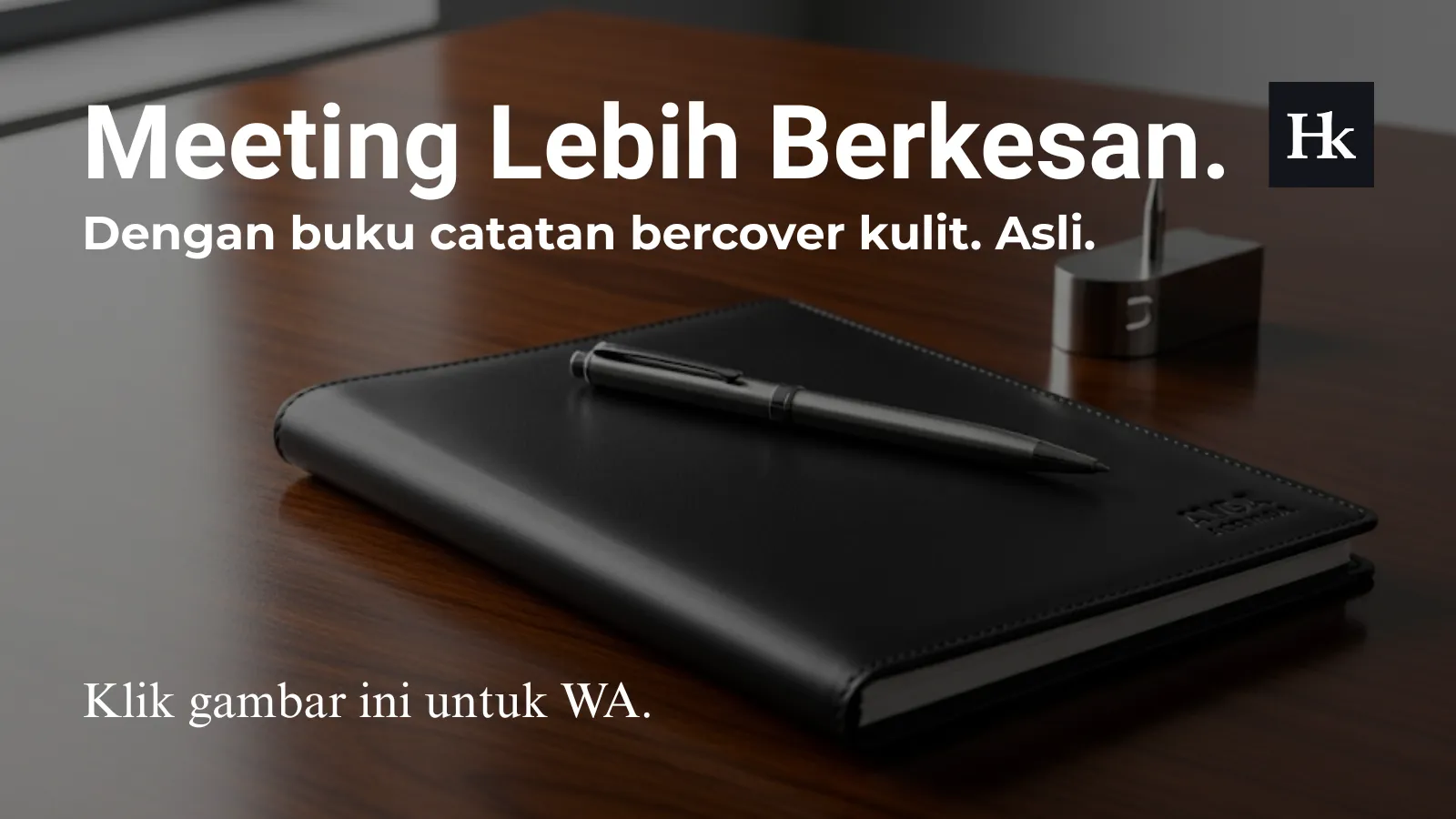 Buku catatan kulit asli yang elegan di atas meja rapat, simbol profesionalisme dan kualitas.