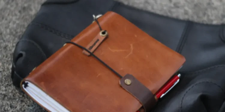 Elemen Dekoratif: Personalisasi Hadiah Jurnal Kulit, Sampul Kustom, Tradisi Budaya