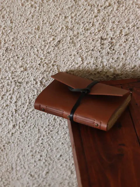 Jurnal kulit dengan patina yang kaya, menunjukkan karakter dan penggunaan dari waktu ke waktu.