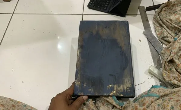 Pembersihan Mekanis Kerak Kotoran dan Jamur Tebal pada Sampul Buku Tua