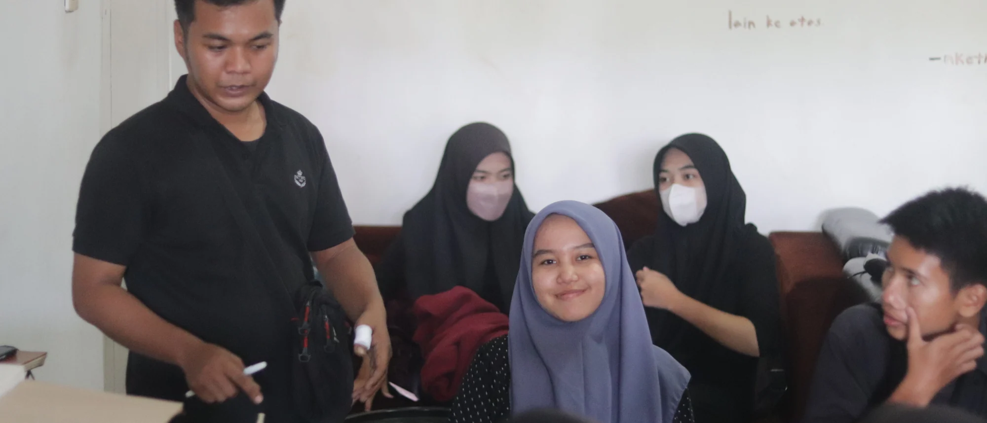 Sekelompok orang berdiskusi di dalam bengkel Hibrkraft