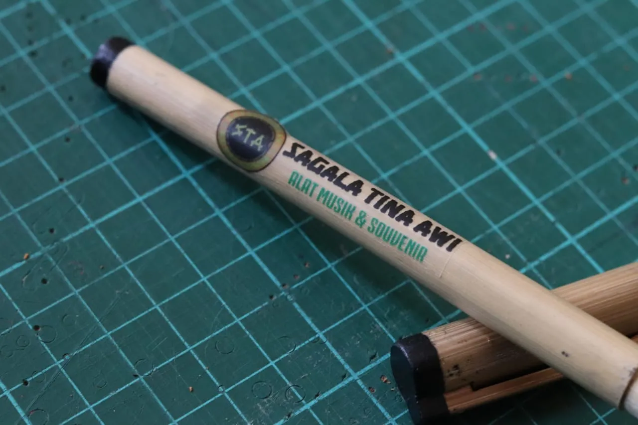 Detail pena bambu bertuliskan Sagala Tina Awi, Alat Musik & Souvenir