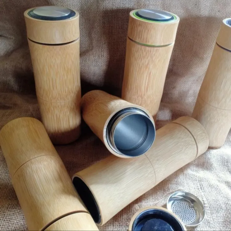 Beberapa tumbler bambu berdiri dan berbaring di atas kain goni
