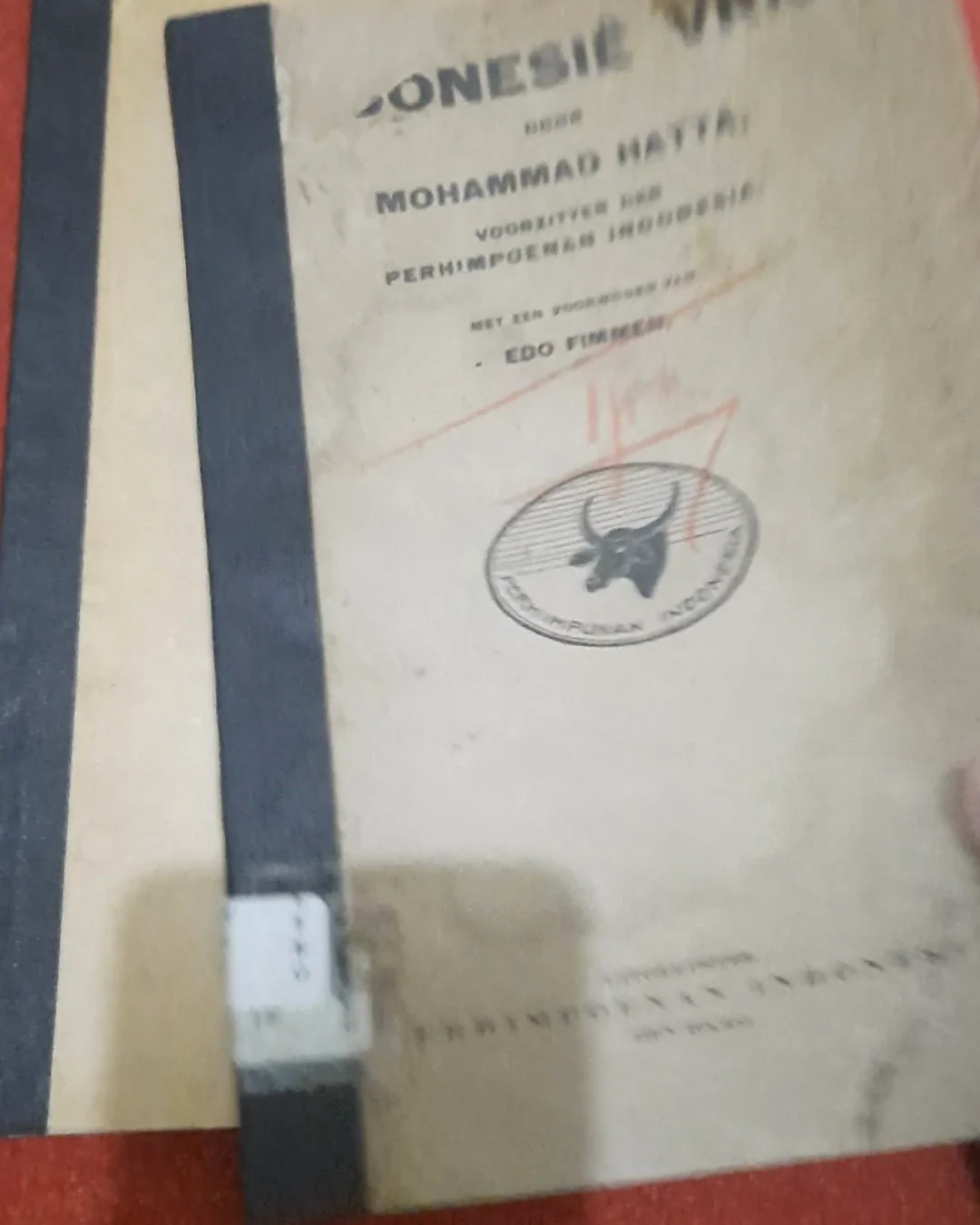 Halaman judul Indonesie Vrij karya Mohammad Hatta dengan label koleksi perpustakaan