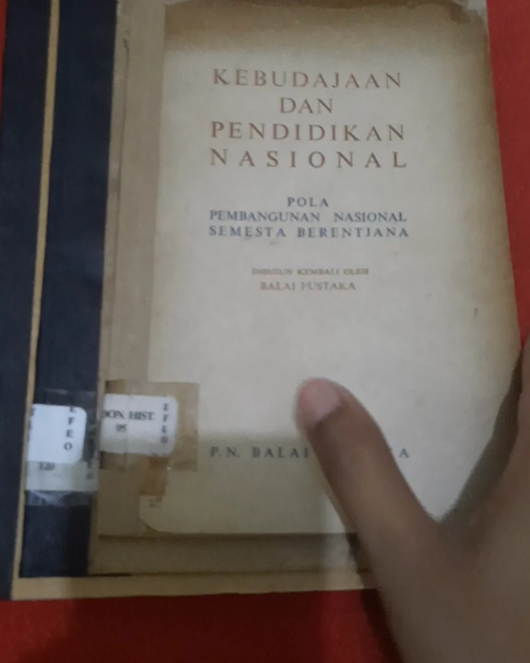 Sampul buku tua Kebudajaan dan Pendidikan Nasional saat dikonservasi