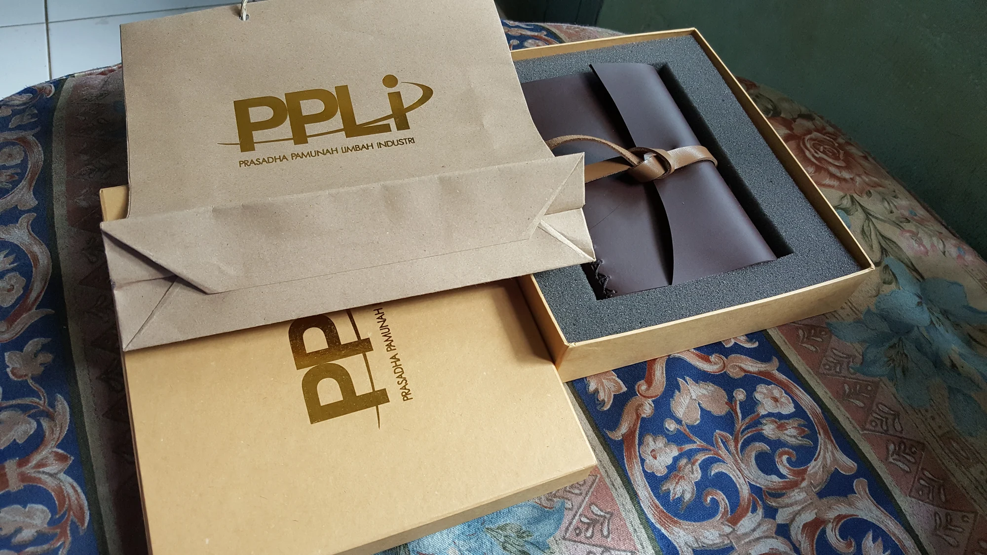 Set hadiah berisi jurnal kulit, kotak, dan tas kertas