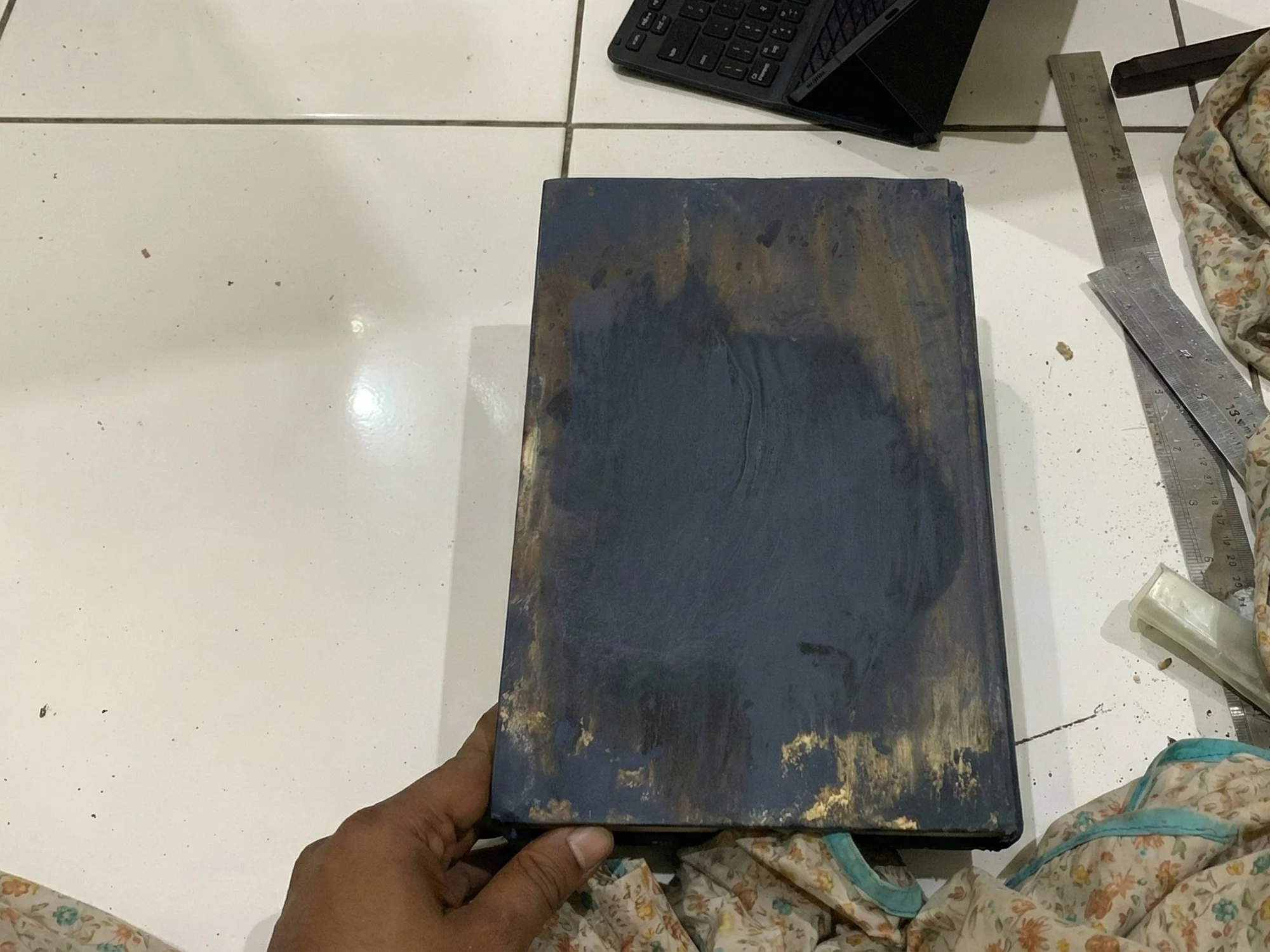 Pembersihan kerak — kotoran dan jamur tebal pada sampul