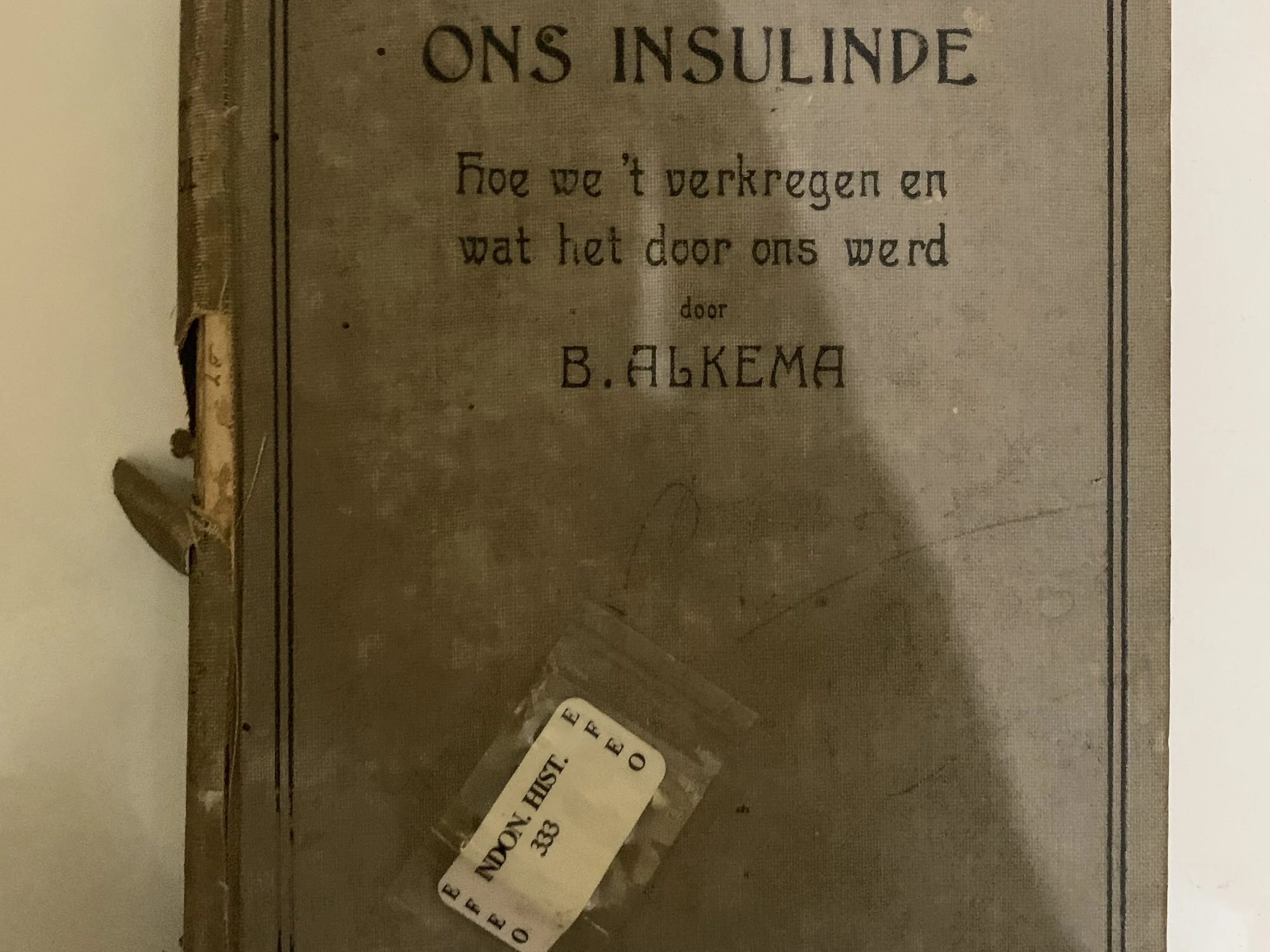 Ons Insulinde — kondisi punggung sebelum dijahit ulang