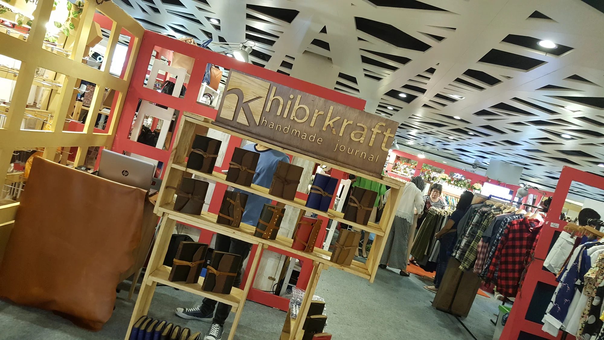 Booth pop-up Hibrkraft memajang koleksi jurnal kulit buatan tangan