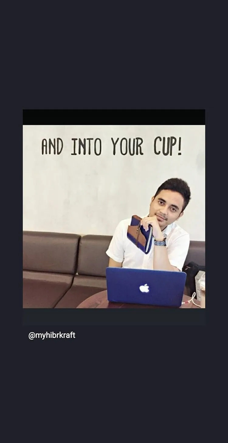 Story Instagram: ilustrasi seorang pria berkemeja duduk dengan laptop, bertuliskan And into your cup