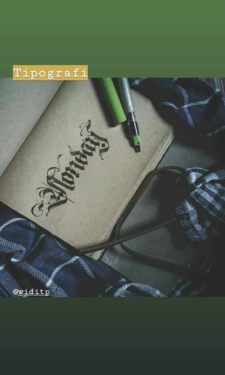 Story Instagram: kata Monday ditulis tangan bergaya blackletter di sampul jurnal kertas kraft