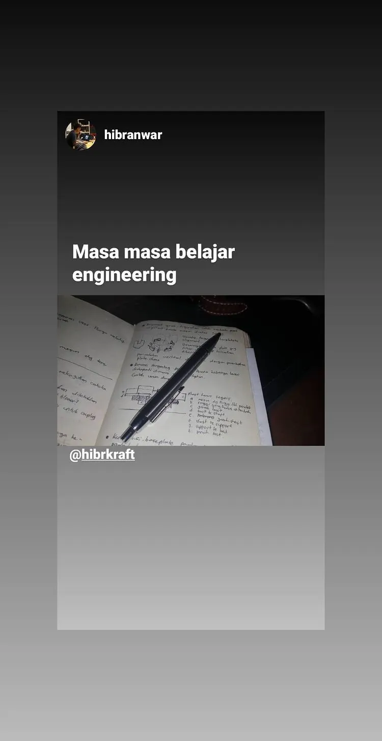 Story Instagram berjudul masa masa belajar engineering: jurnal terbuka penuh catatan dengan sebuah pena di atasnya
