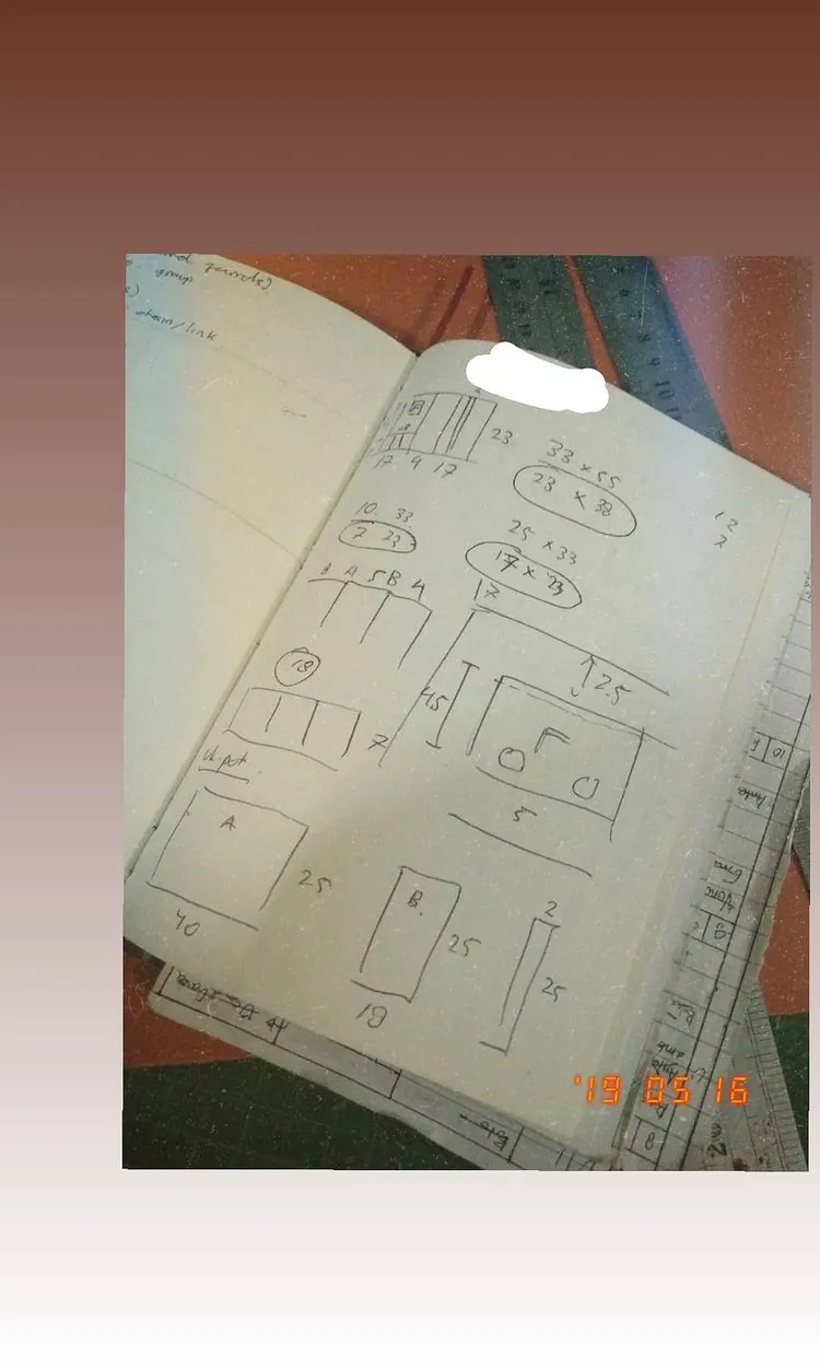 Story Instagram: sketsa denah ruangan lengkap dengan ukuran, ditulis tangan di buku bergaris