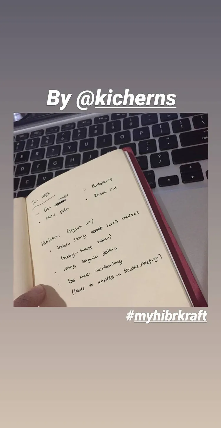 Story Instagram dari @kicherns: tangan memegang jurnal berisi catatan tulisan tangan di atas papan ketik laptop