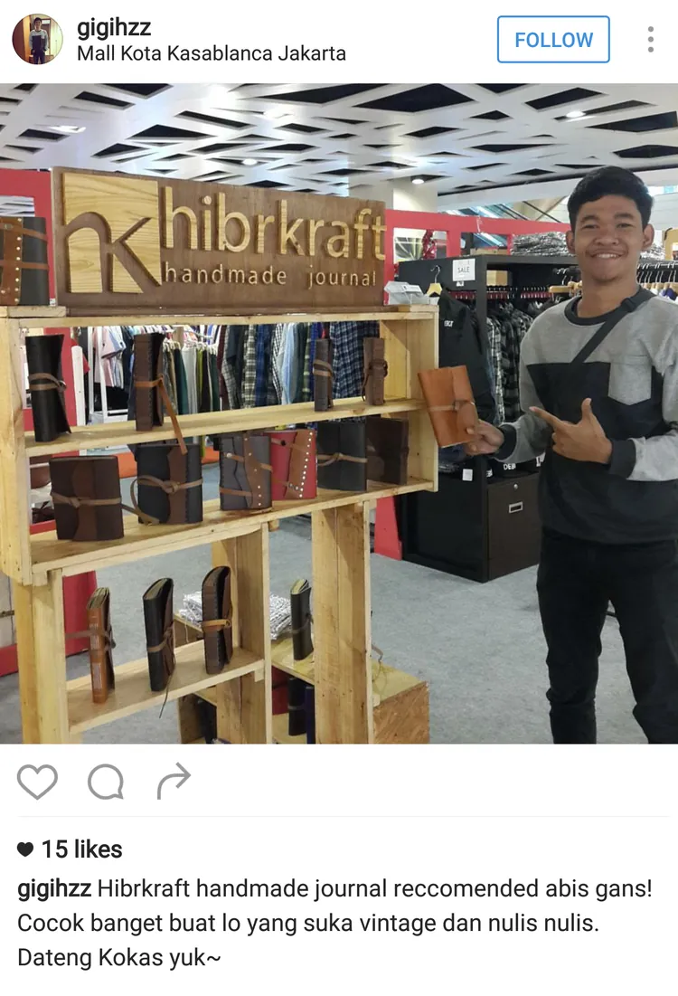 Unggahan Instagram @gigihzz di booth Hibrkraft, Mall Kota Kasablanca Jakarta, memegang satu jurnal, 15 suka