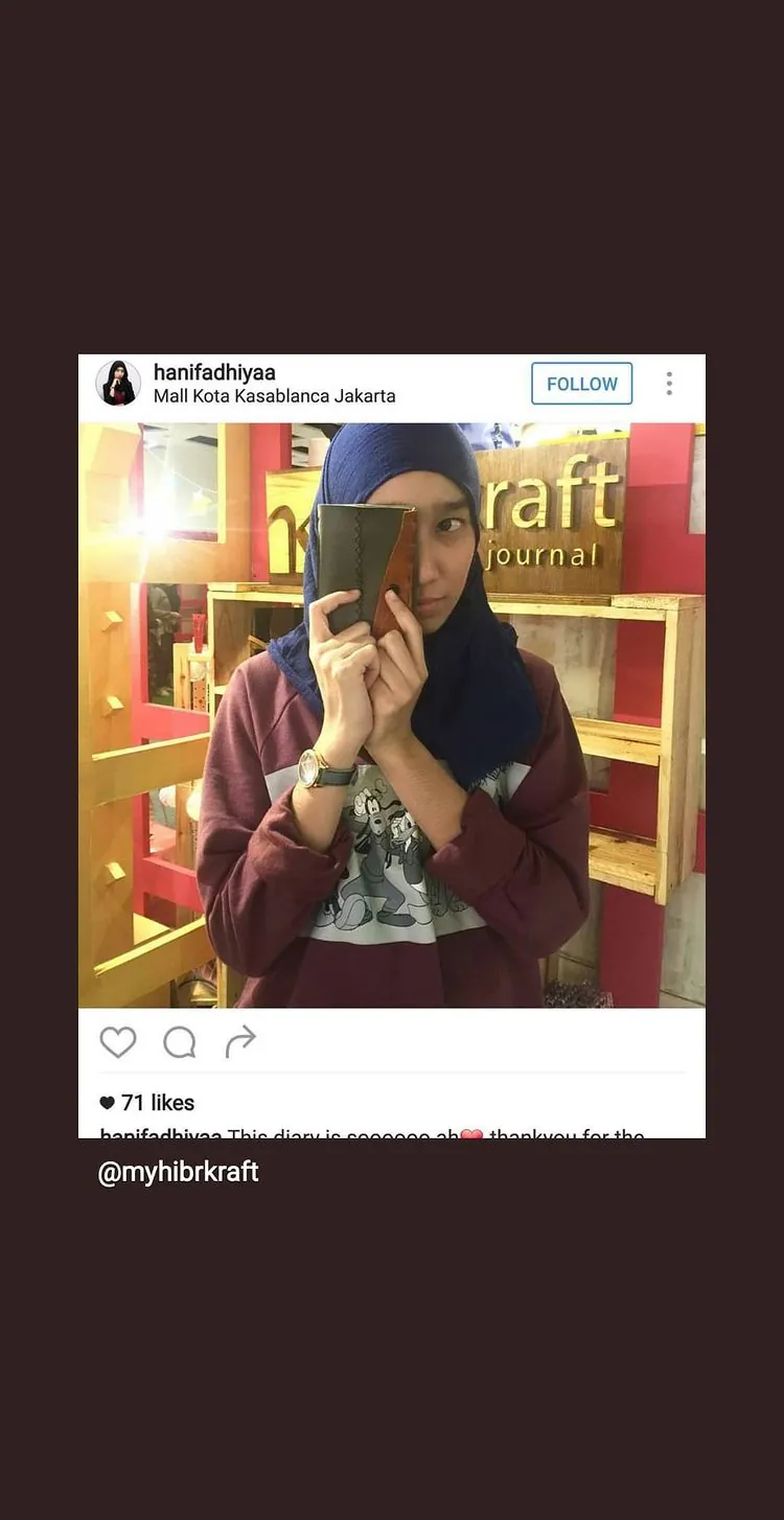 Unggahan Instagram @hanifadhiyaa dari Mall Kota Kasablanca Jakarta, berdiri di depan rak booth Hibrkraft, 71 suka