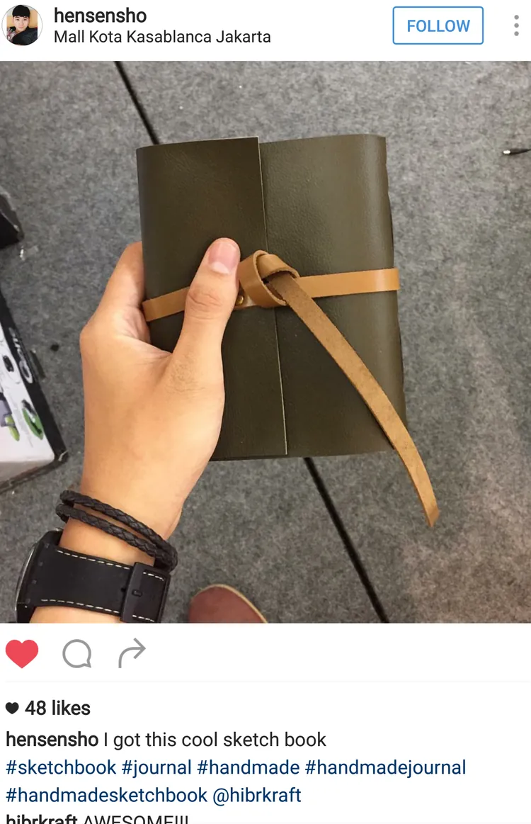Unggahan Instagram @hensensho: tangan memegang jurnal kulit hijau zaitun bertali lilit, 48 suka