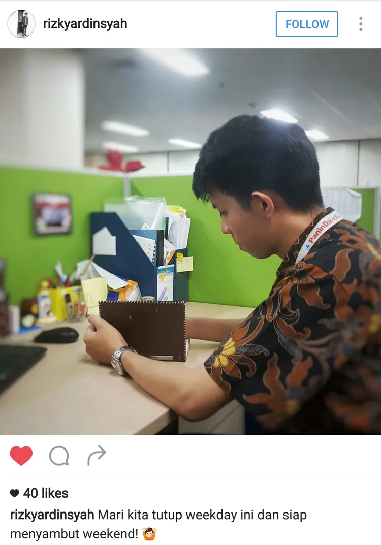 Unggahan Instagram @rizkyardinsyah: seorang pria berkemeja batik menulis di jurnal kulit di meja kantor, 40 suka