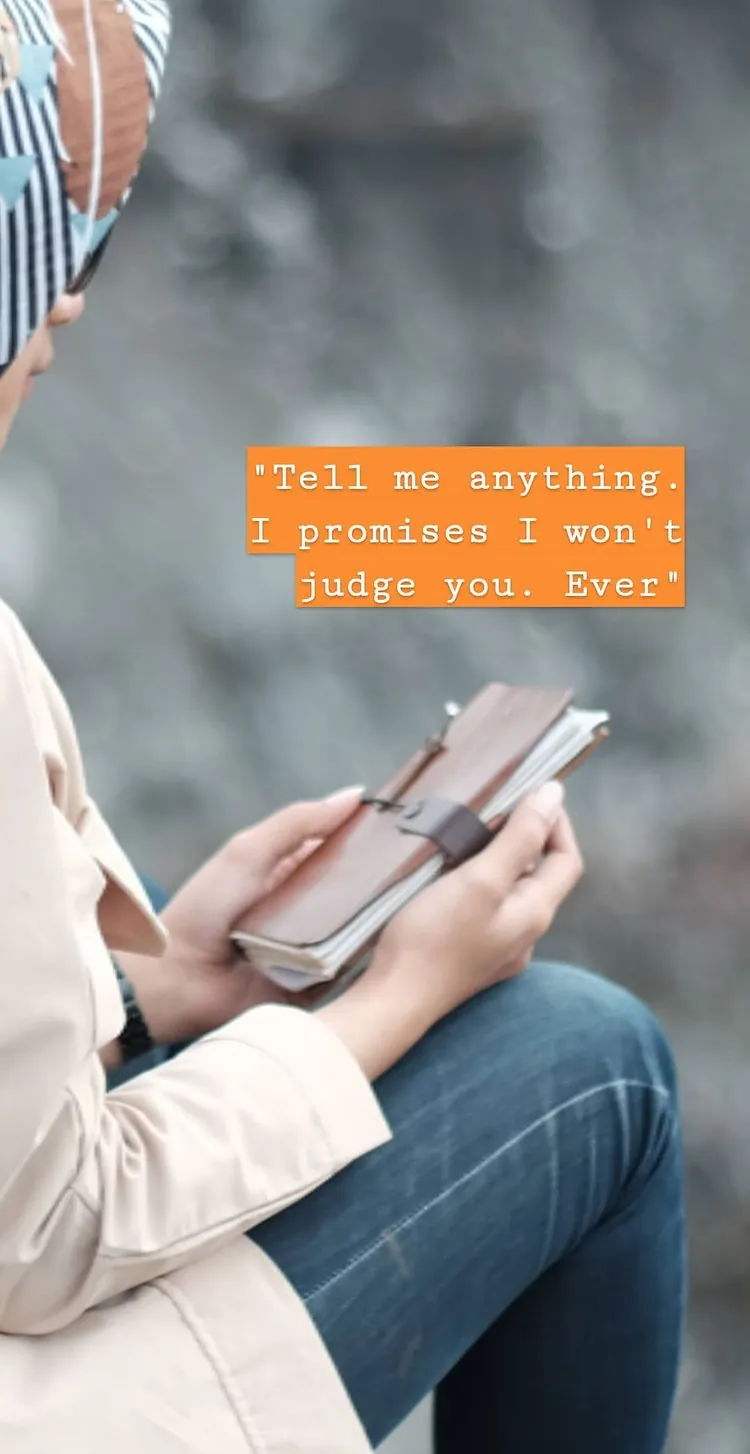 Story Instagram: seseorang memangku jurnal kulit terbuka, dengan tulisan Tell me anything, I promise I won’t judge you