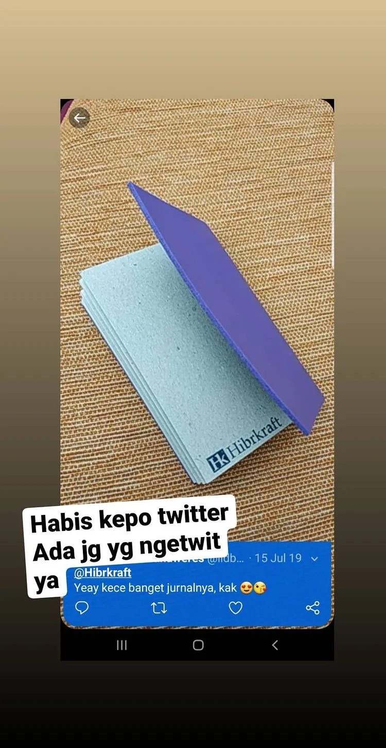 Story Instagram: jurnal Hibrkraft hijau mint di atas anyaman, di sampingnya tangkapan layar sebuah twit yang memuji jurnalnya