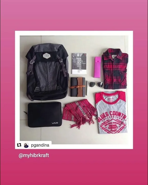 Flatlay ransel, kemeja flanel, kacamata hitam dan jurnal kulit