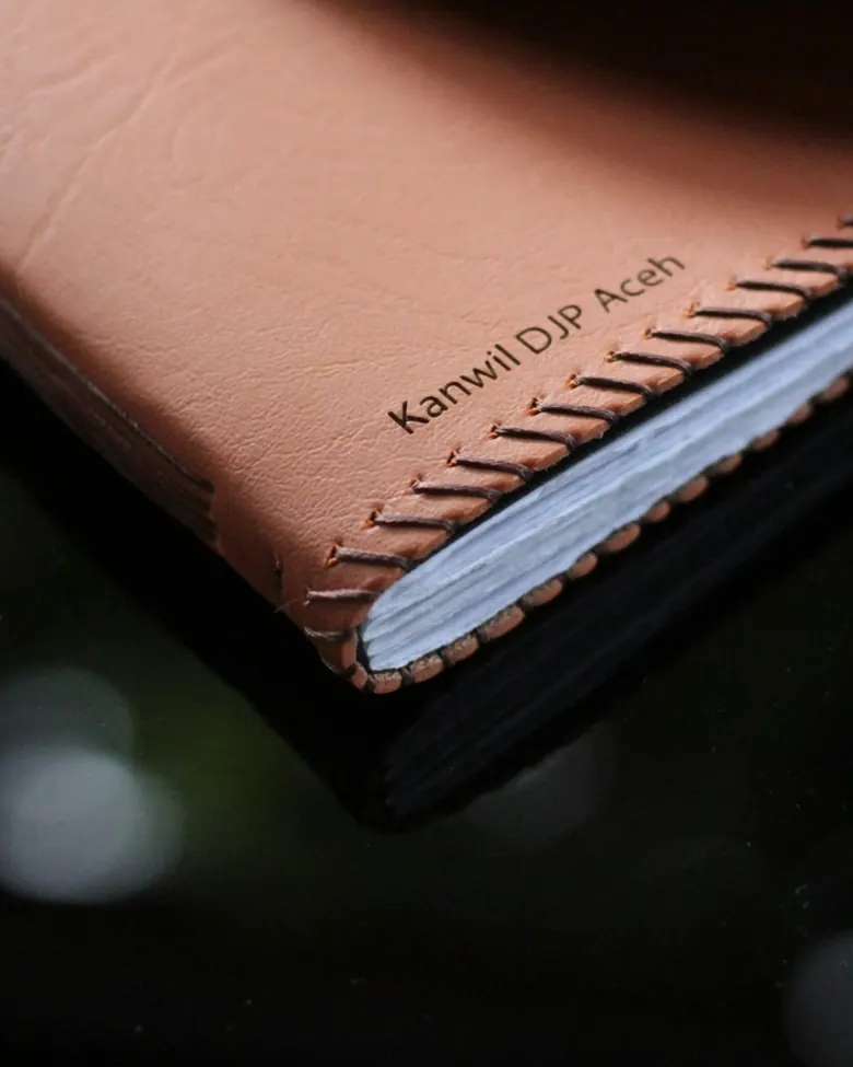 Sampul jurnal kulit dengan branding Kanwil DJP Aceh
