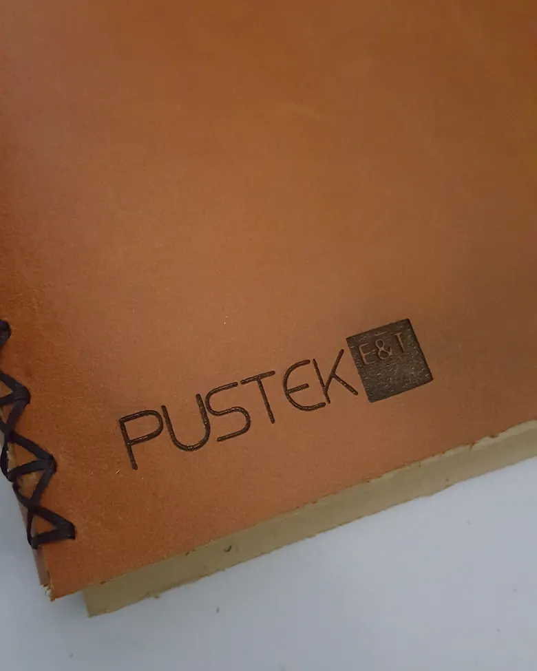 Sampul jurnal kulit dengan logo Pustek ET dideboss