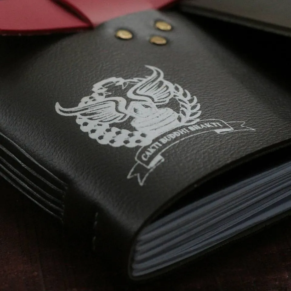 Detail logo Cakti Buddhi Bhakti yang diemboss di kulit