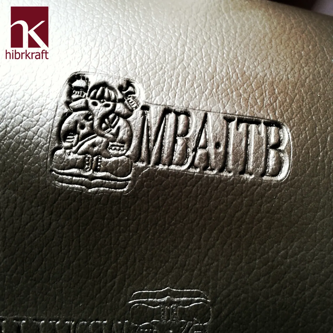 Logo MBA ITB dideboss di kulit