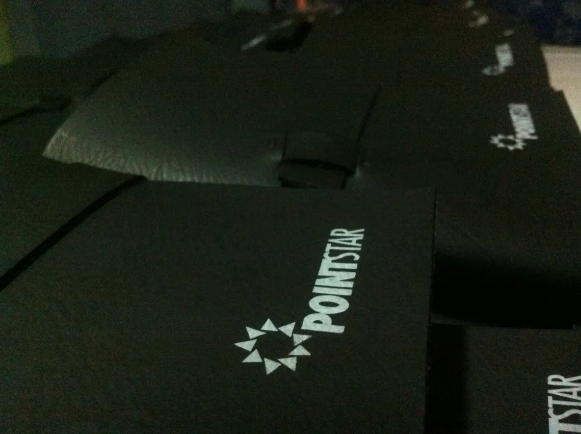 Deretan jurnal kulit hitam dengan logo Pointstar dideboss