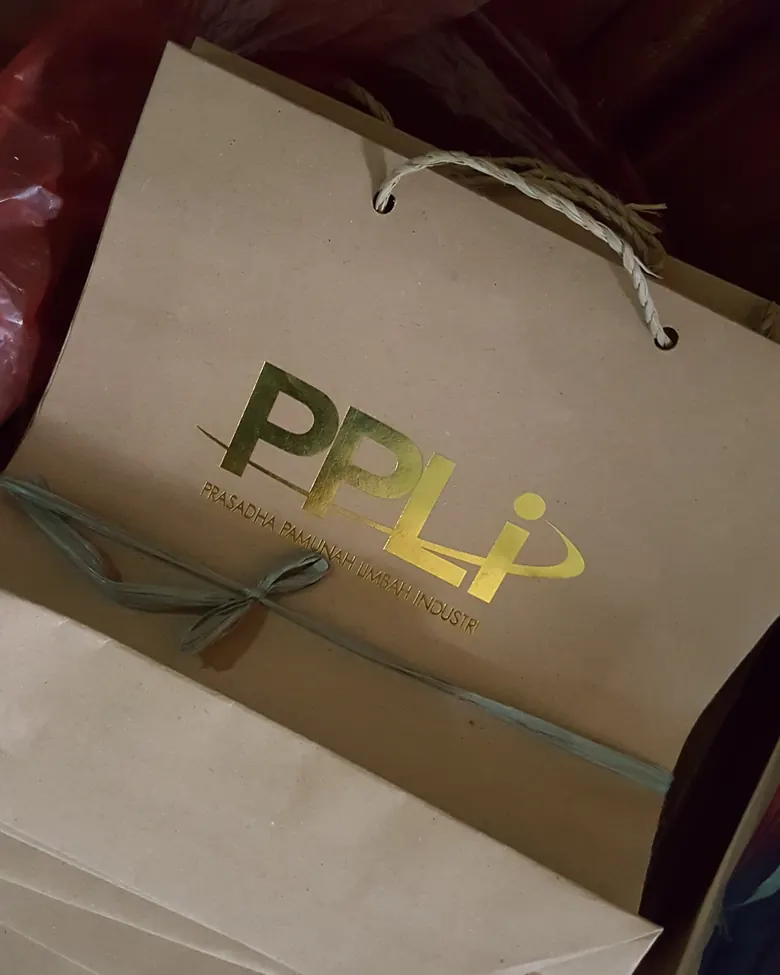 Paper bag cokelat bermerek PPLI untuk kemasan hadiah