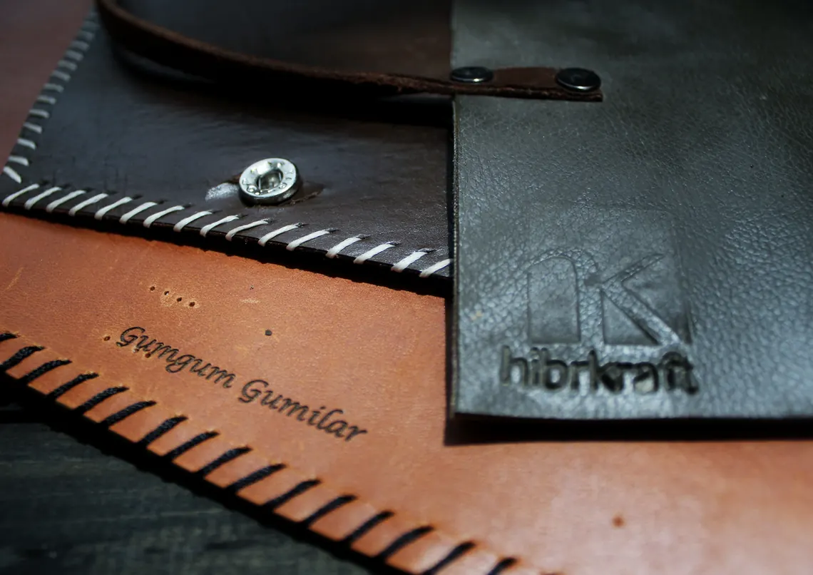 Jurnal kulit Hibrkraft dengan emboss custom pada sampulnya