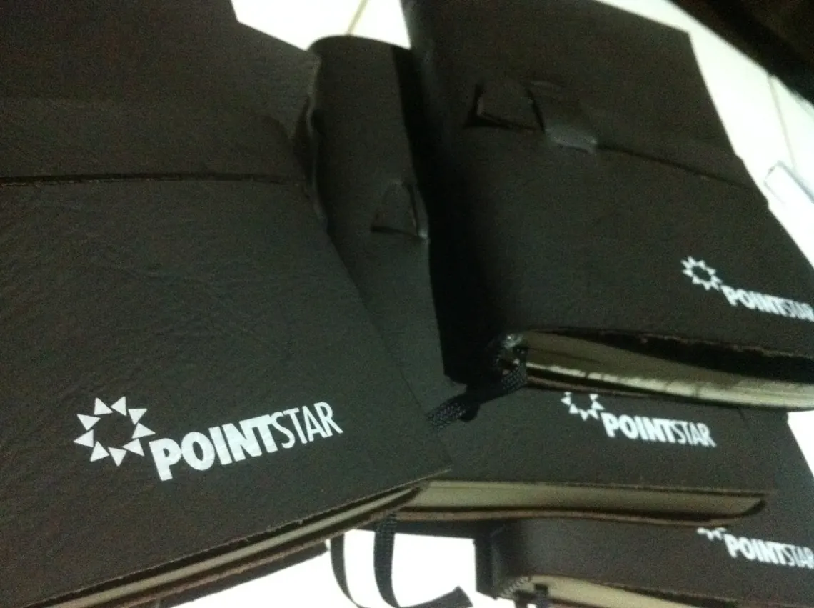 Tumpukan jurnal kulit dengan emboss logo Pointstar