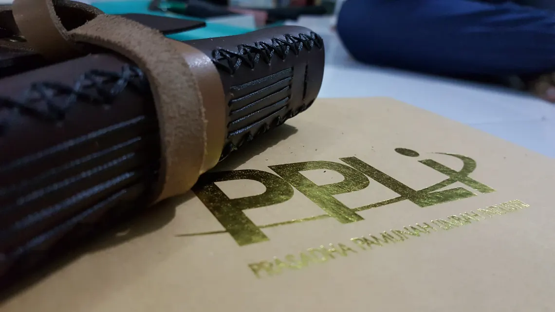 Jurnal kulit dengan logo PPLI berwarna emas