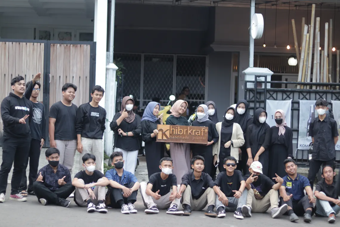 Tim Hibrkraft berpose di depan papan nama kayu bengkel