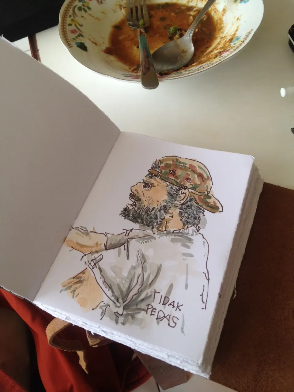 Sketsa desain proyek Angelo di jurnal kulit