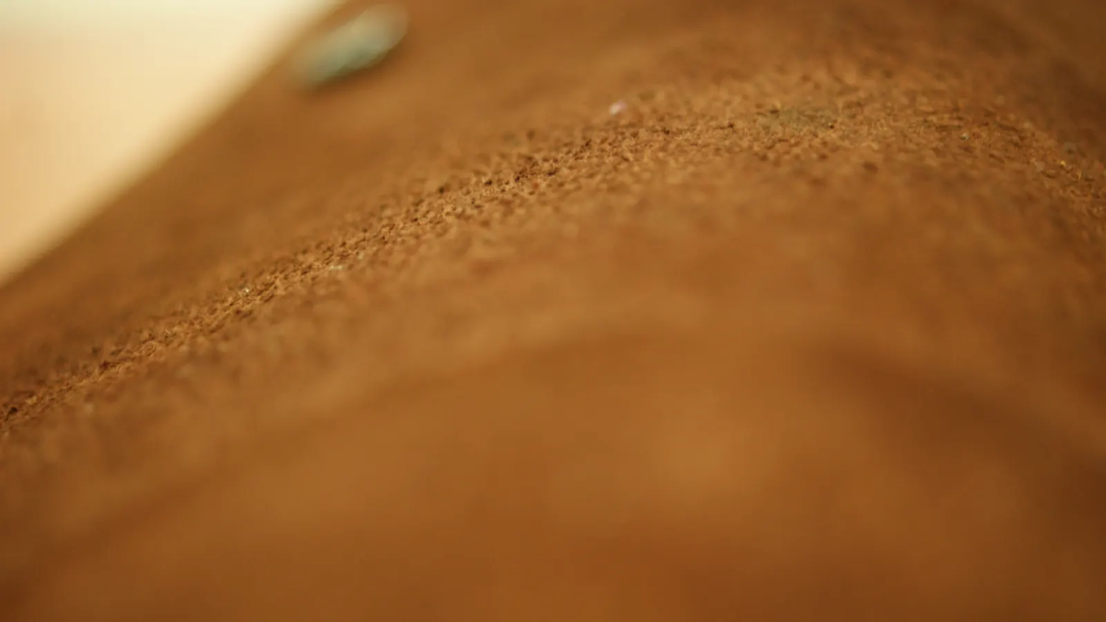 Tekstur kulit suede cokelat dilihat dari sangat dekat