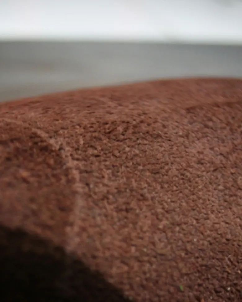 Detail tekstur kulit suede cokelat dari sudut lain