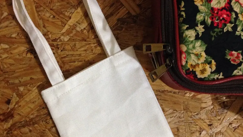 Tas tote kanvas putih model Angelo dengan logo perusahaan tersablon.