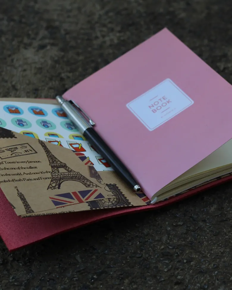 Notebook model Virgo dengan pulpen dan stiker sebagai satu set.