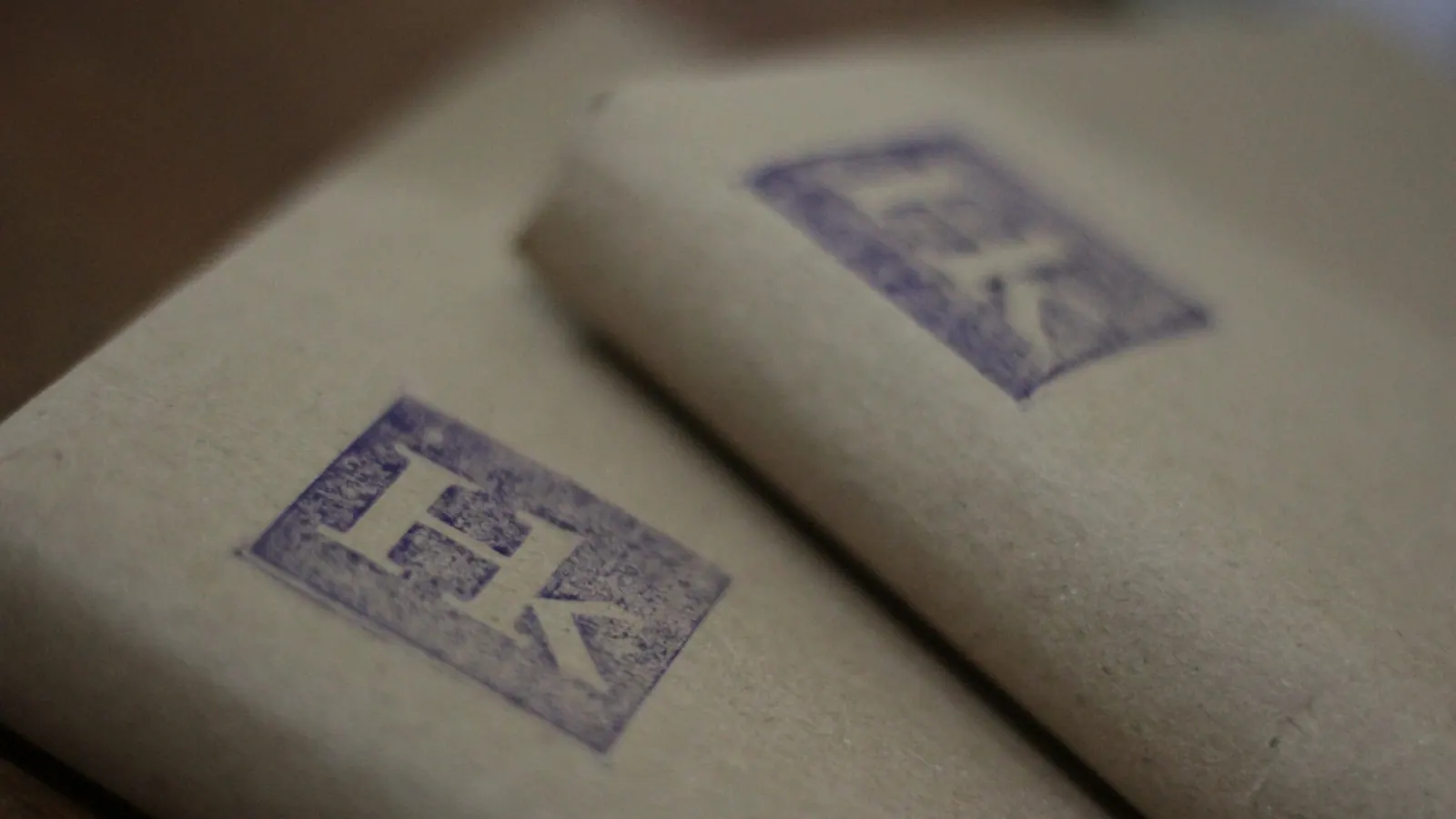 Logo Hibrkraft dicap pada kemasan kertas