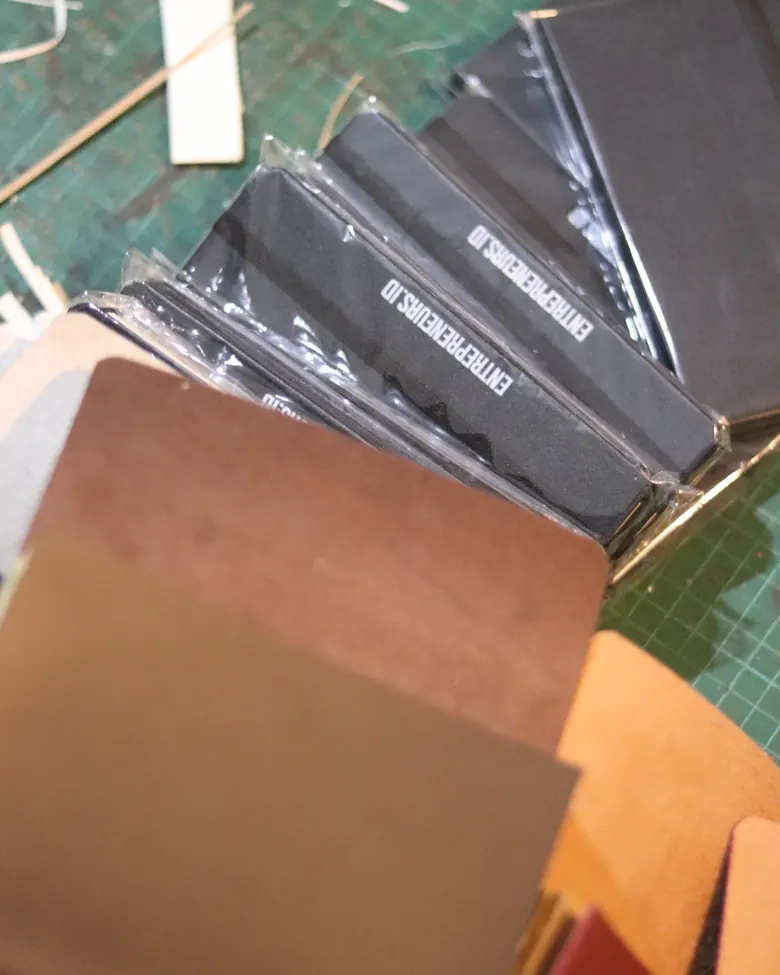Notebook bermerek klien dalam kemasannya