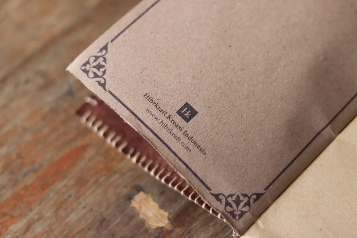 Detail kemasan kertas bermerek Hibrkraft